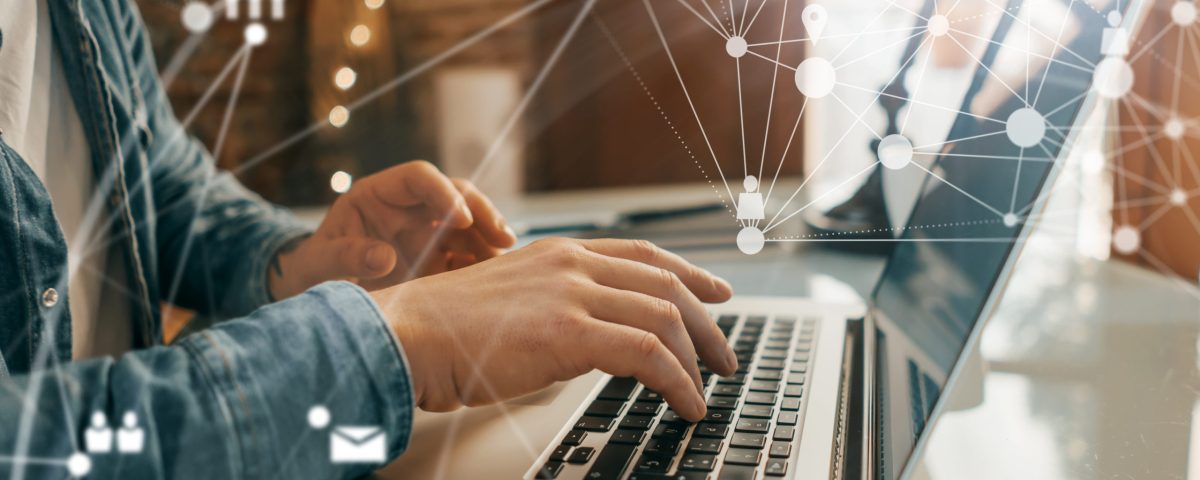 netlinking homme sur ordianteur
