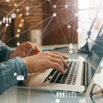 netlinking homme sur ordianteur