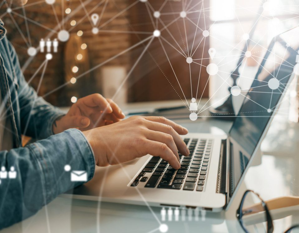 netlinking homme sur ordianteur