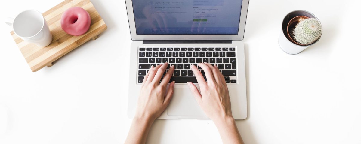 femme sur son ordinateur portable sur facebook