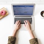 femme sur son ordinateur portable sur facebook
