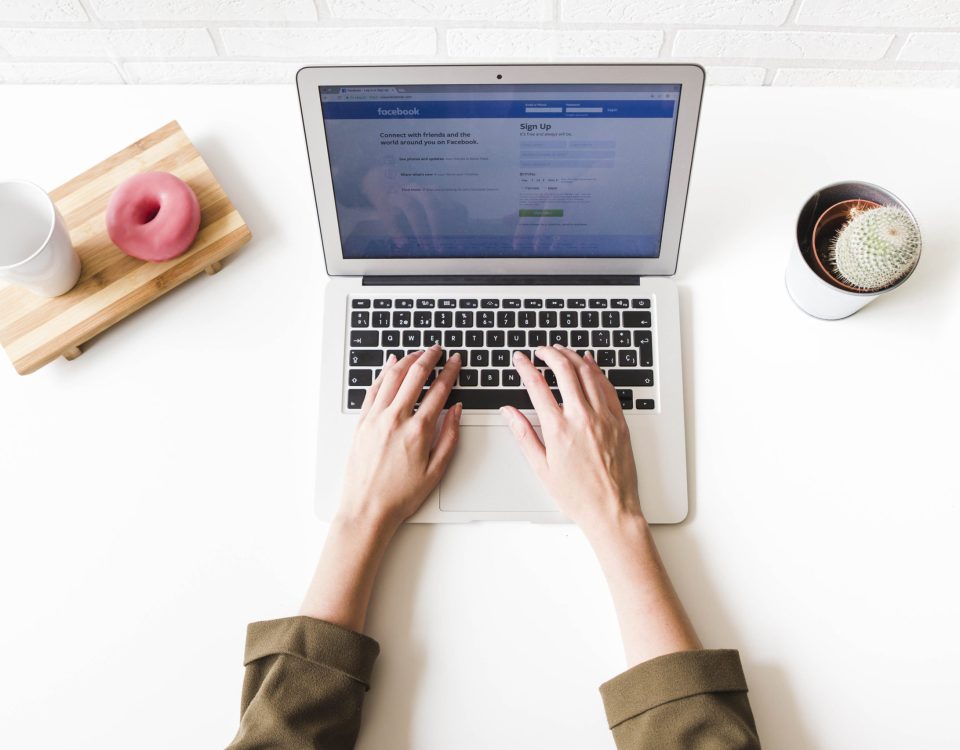 femme sur son ordinateur portable sur facebook